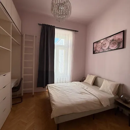 Hlavna Grand *