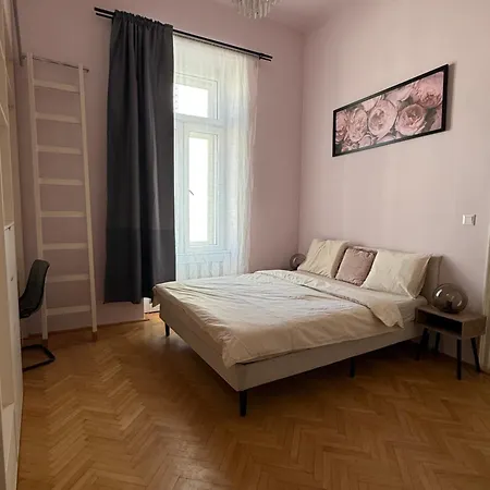 Hlavna Grand *